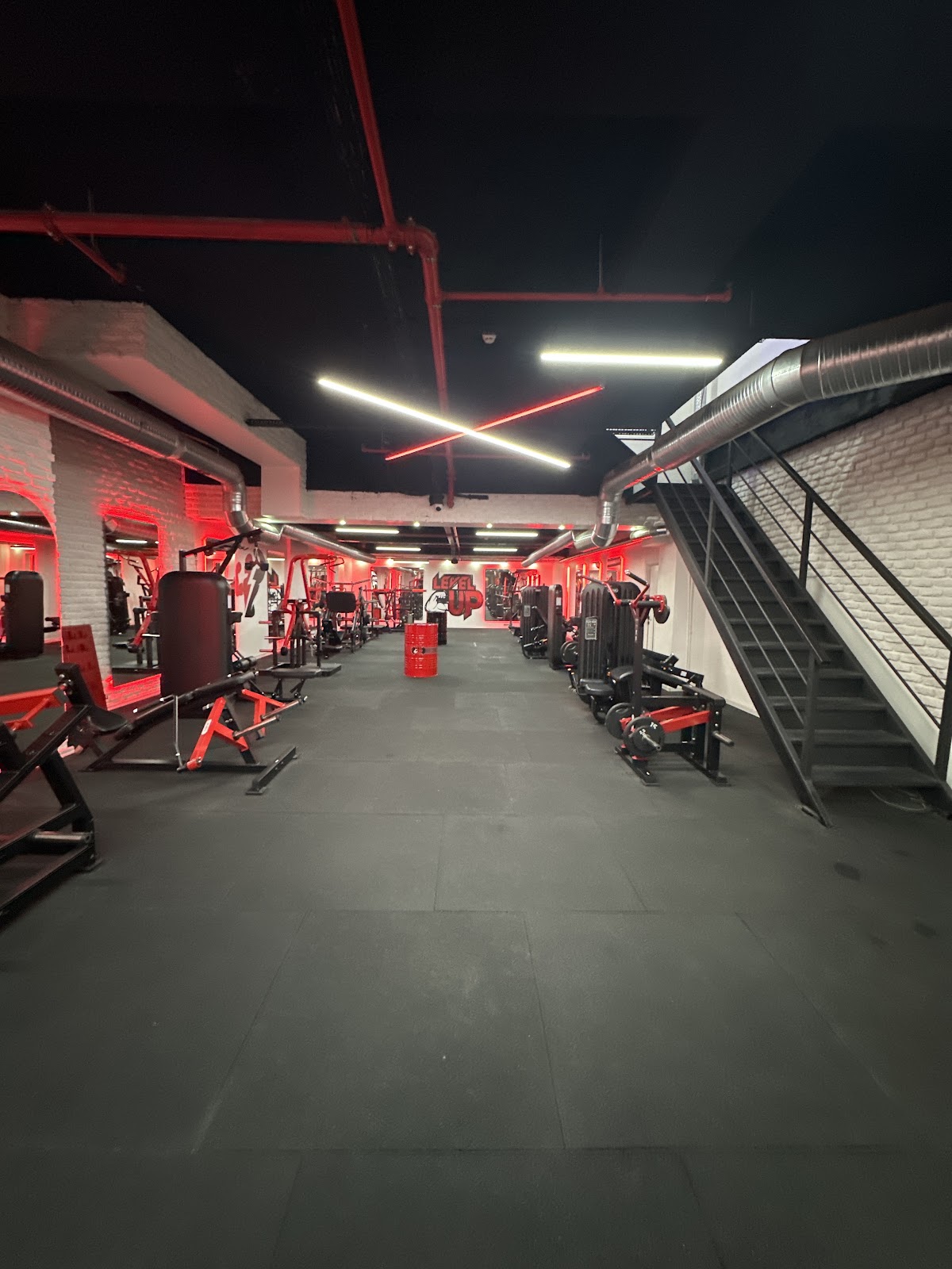Ara kat merdiveni ve makine parkuruna bakan ana salon