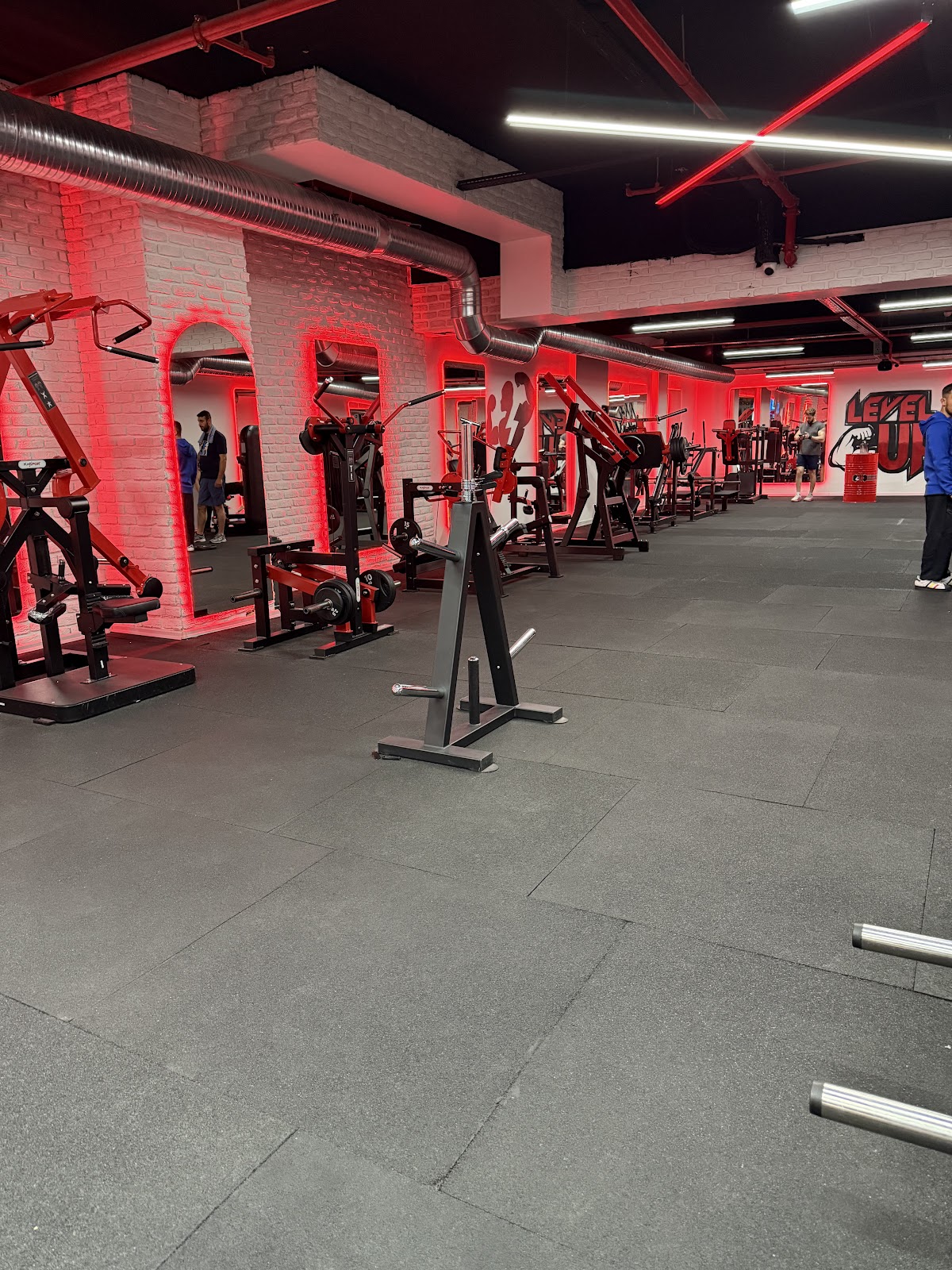 Neon kemerli koridorda serbest ağırlık istasyonları