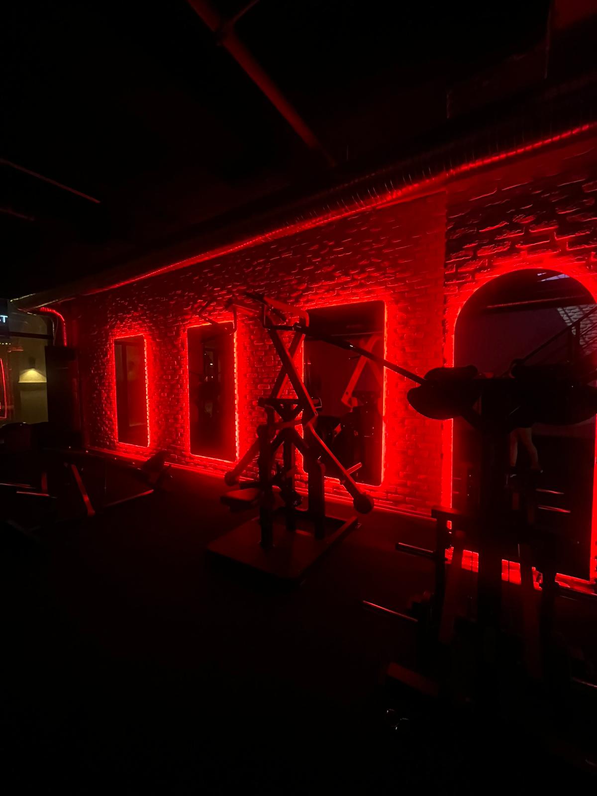 Tuğla duvardaki kırmızı neon kemer detayı