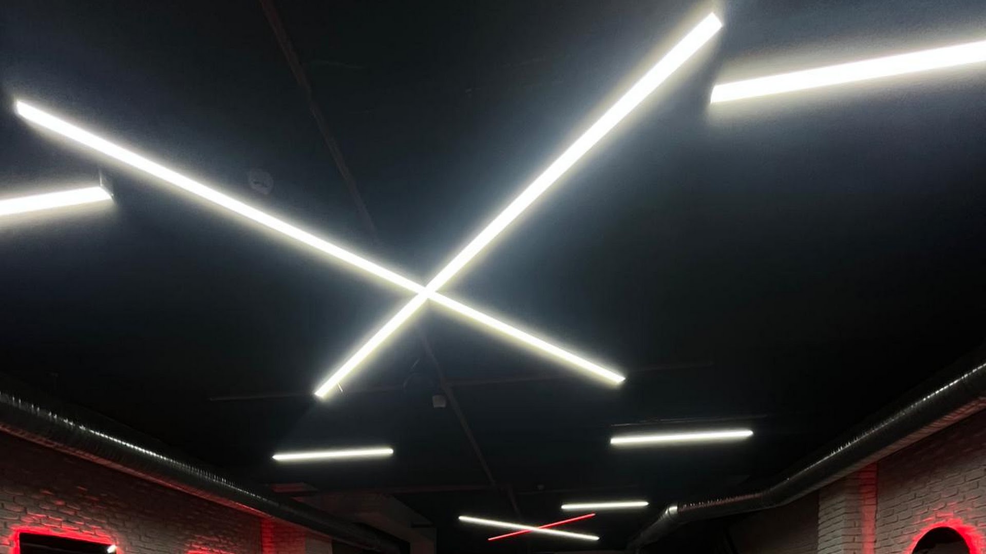 Salon tavanındaki çapraz lineer aydınlatma